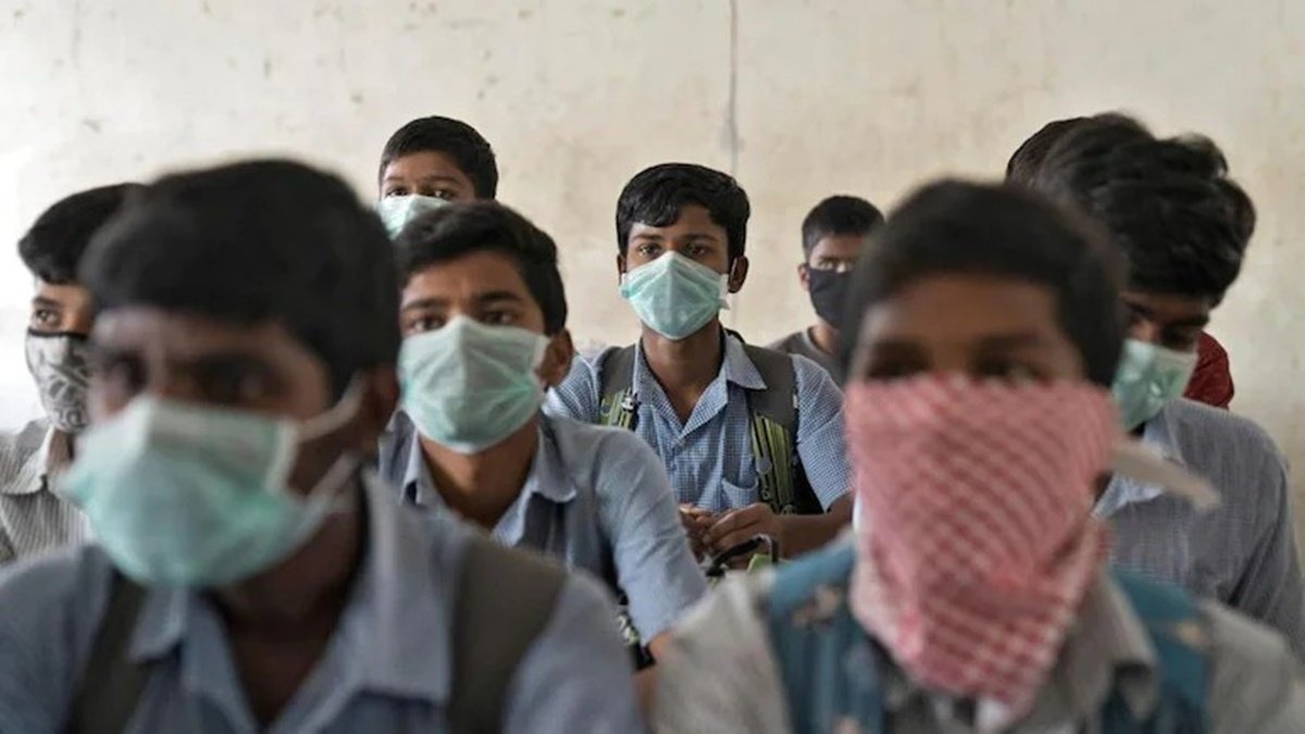 В Индии из-за вспышки "загадочной лихорадки" закрывают школы: умерли 32 ребенка