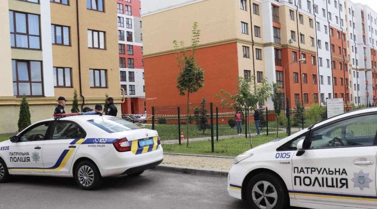 Нападение близнецов с ножом на женщину в Ровно: одному парню сообщили о подозрении