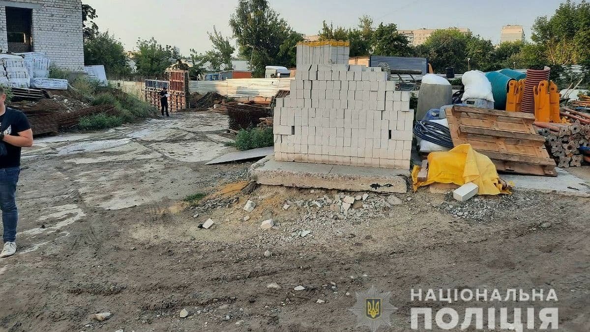 В Харькове на стройке рабочего насмерть придавила металлическая конструкция