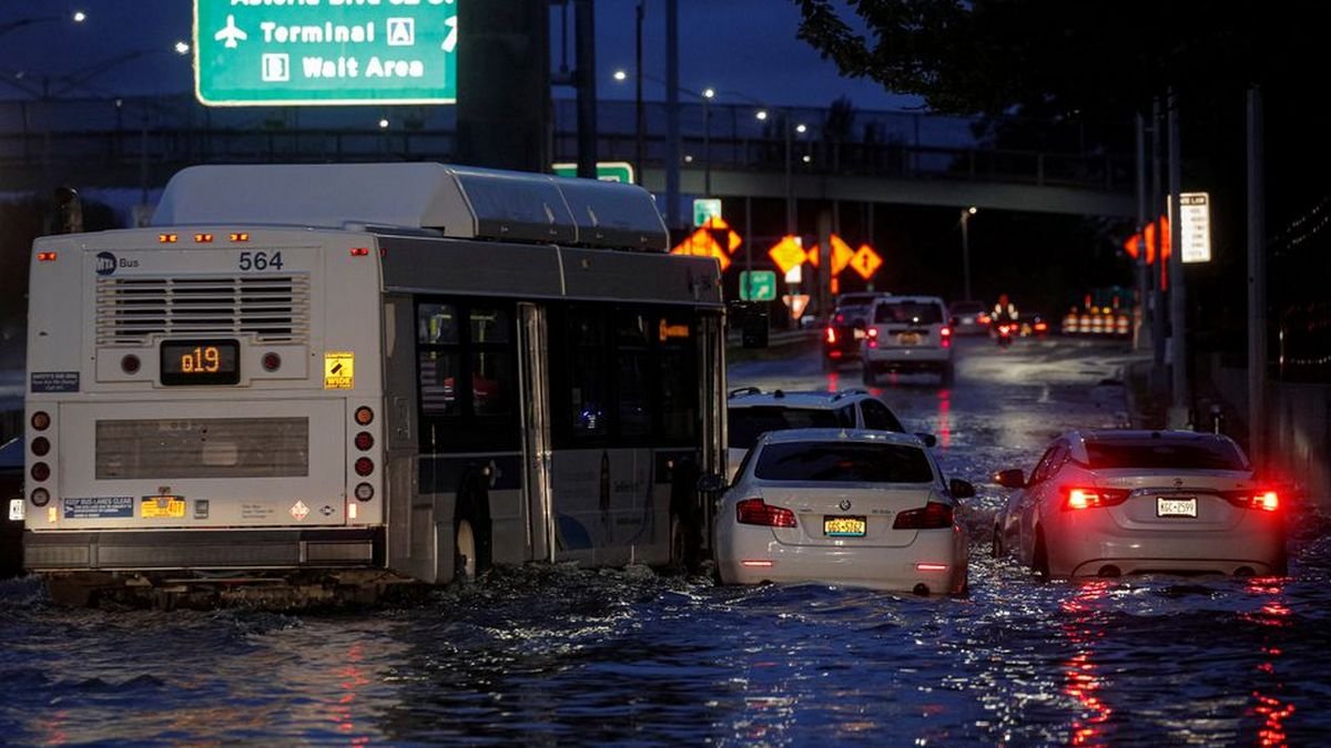 Из-за урагана "Ида" Нью-Йорк уходит под воду. Минимум 9 погибших