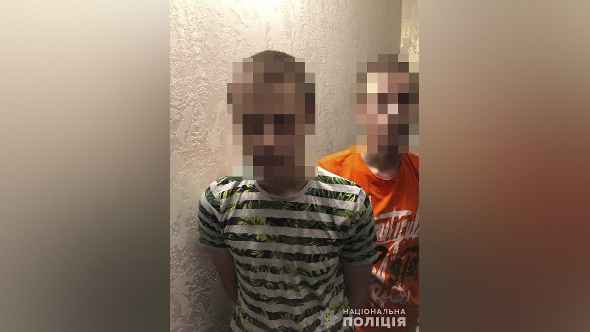 15-летнего мальчика, который ударил ножом прохожую в Ровно, отправили под домашний арест. Он будет носить электронный браслет