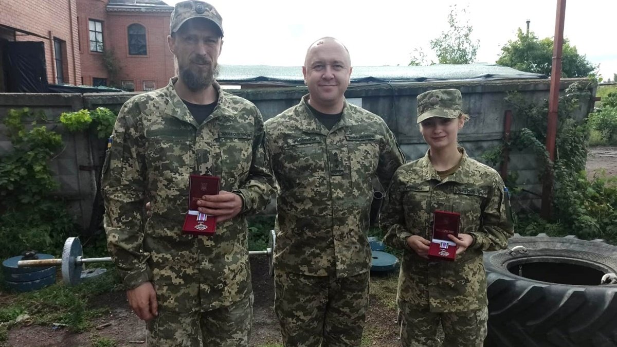 Врятували життя побратима під час обстрілу: двох військових нагородили відзнаками РНБО