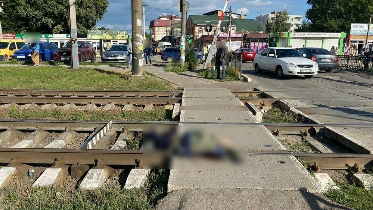В Киевской области поезд сбил подростка на переезде: парень был в наушниках и ничего не слышал