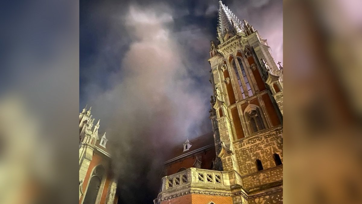 В Киеве горит Николаевский костел: огонь охватил 2 этажа