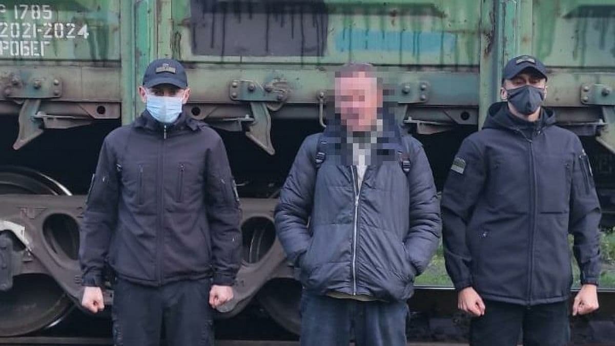 Украинец пытался выехать в Польшу в грузовом вагоне поезда: его обнаружили пограничники