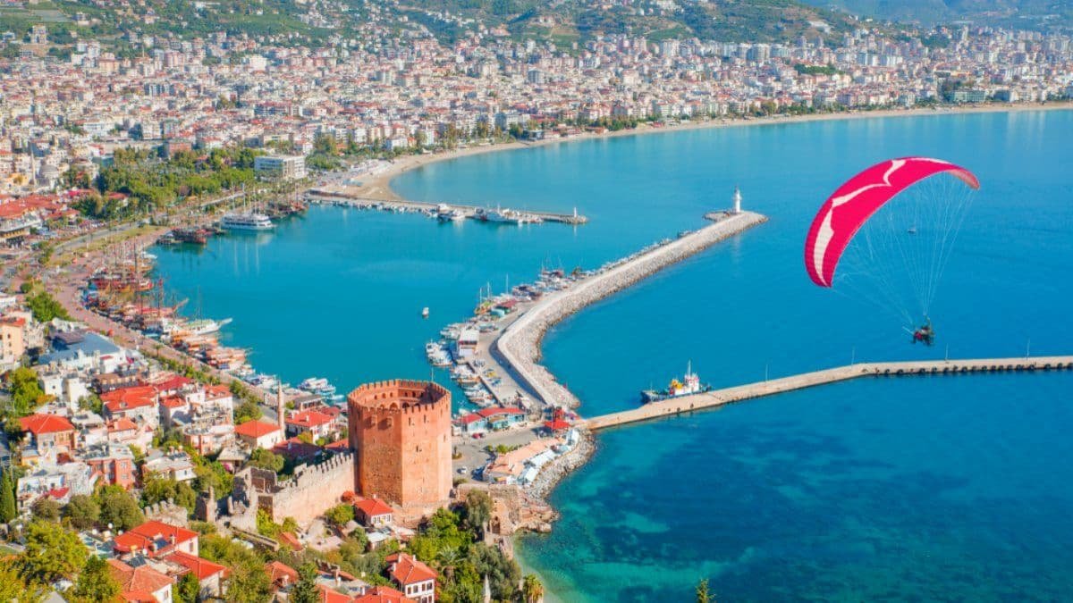 Турция вводит ограничения для не вакцинированных от COVID-19 туристов