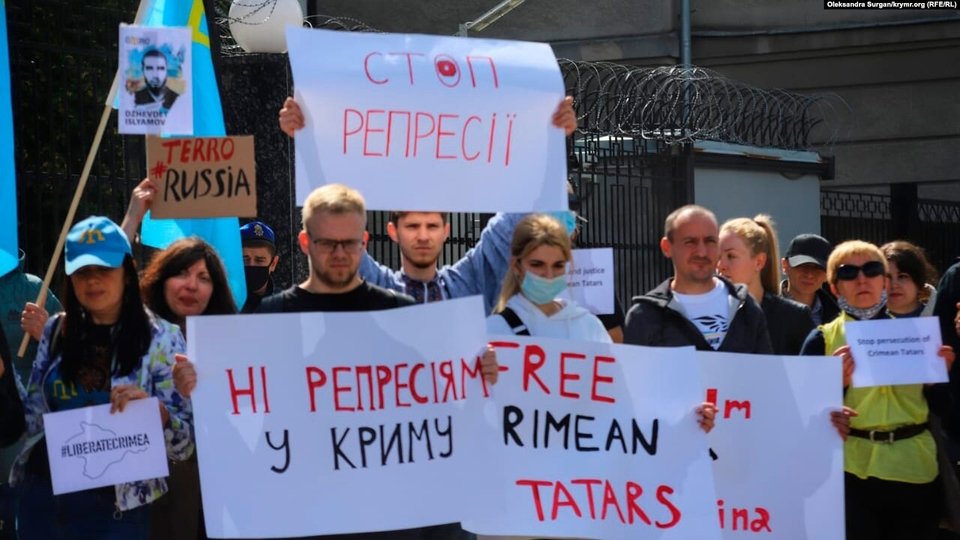 У Києві біля посольства Росії відбувається акція протесту: вимагають звільнити кримських татар