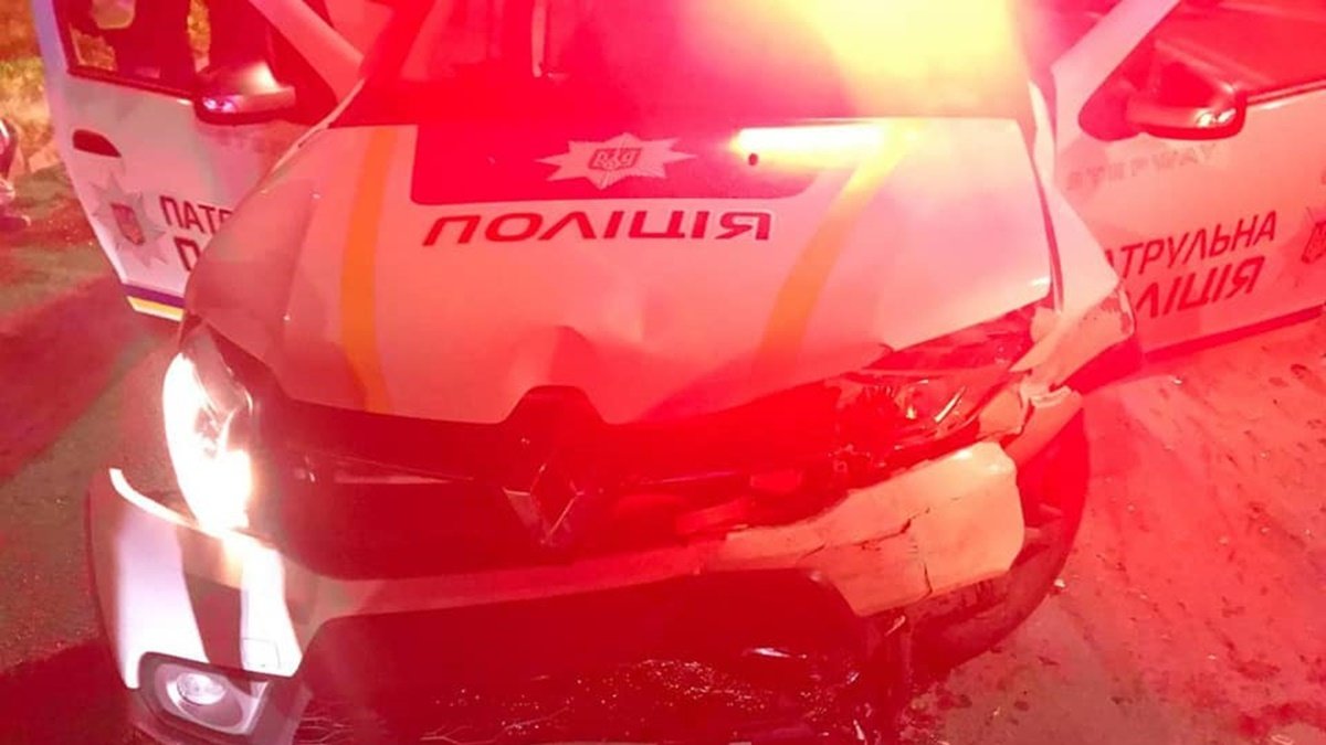 Во Львове пьяный водитель врезался в полицейский автомобиль: пострадали три человека