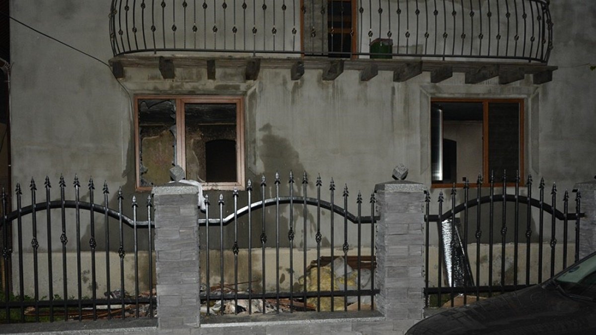 В Закарпатской области мужчина выгнал на улицу бывшую жену с детьми и поджёг их дом