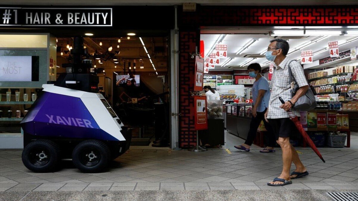 В Сингапуре общественный порядок на улицах начали охранять четырёхколёсные роботы