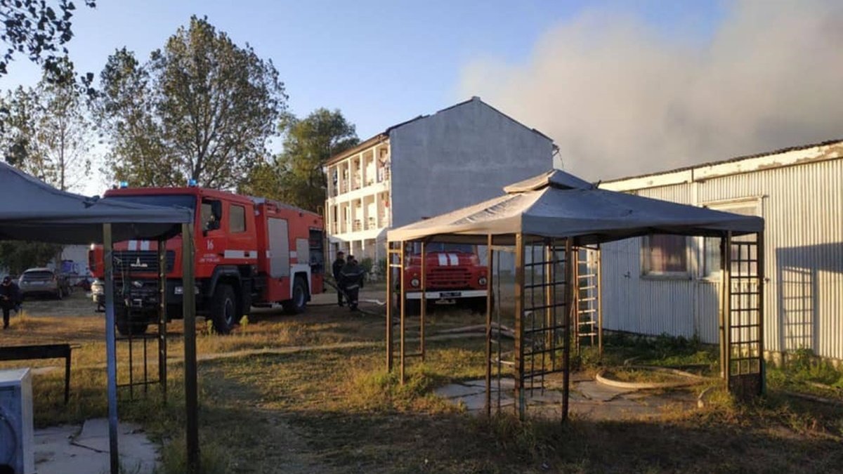 В Одеській області на турбазі згоріли чотири будиночки: евакуювали 25 осіб