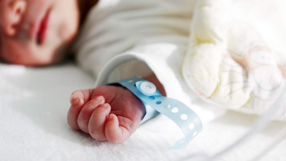 В Кропивницком мать оставила новорождённого малыша на подоконнике больницы: он чуть не умер