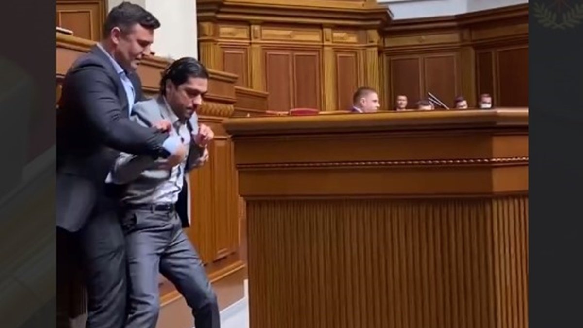 Микола Тищенко намагався виштовхати Гео Лероса з трибуни Верховної Ради