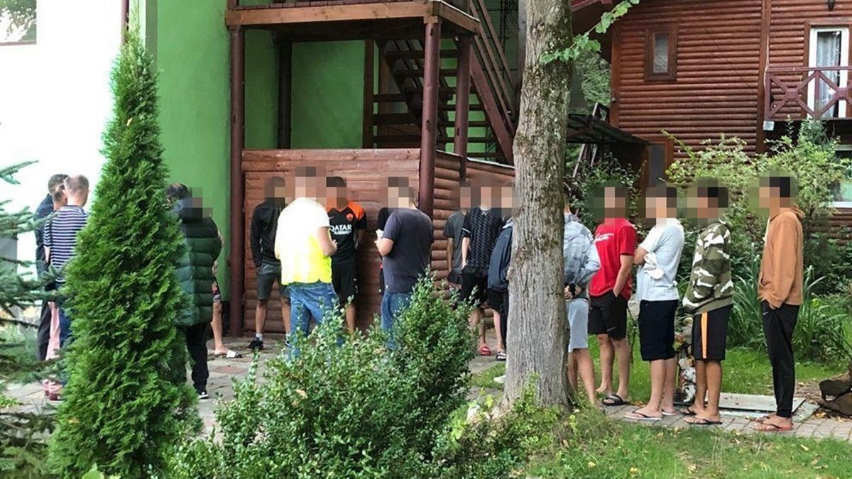 "Замаскували" під футбольних уболівальників: у Львівській області затримали 24-х громадян Бразилії