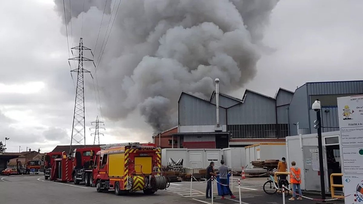 Во Франции загорелся металлургический завод, есть риск токсичных выбросов: жителей просят не покидать дома