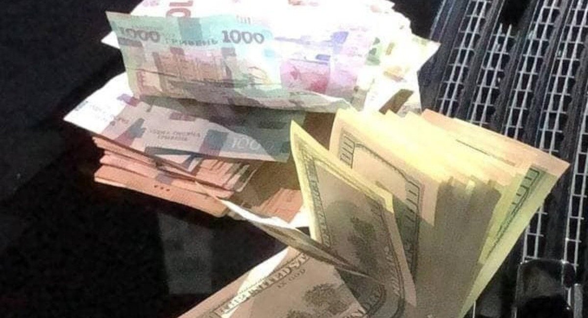 "Ваша дочь попала в больницу": в Чернигове мошенники заставили женщину отдать им 4 тысячи долларов