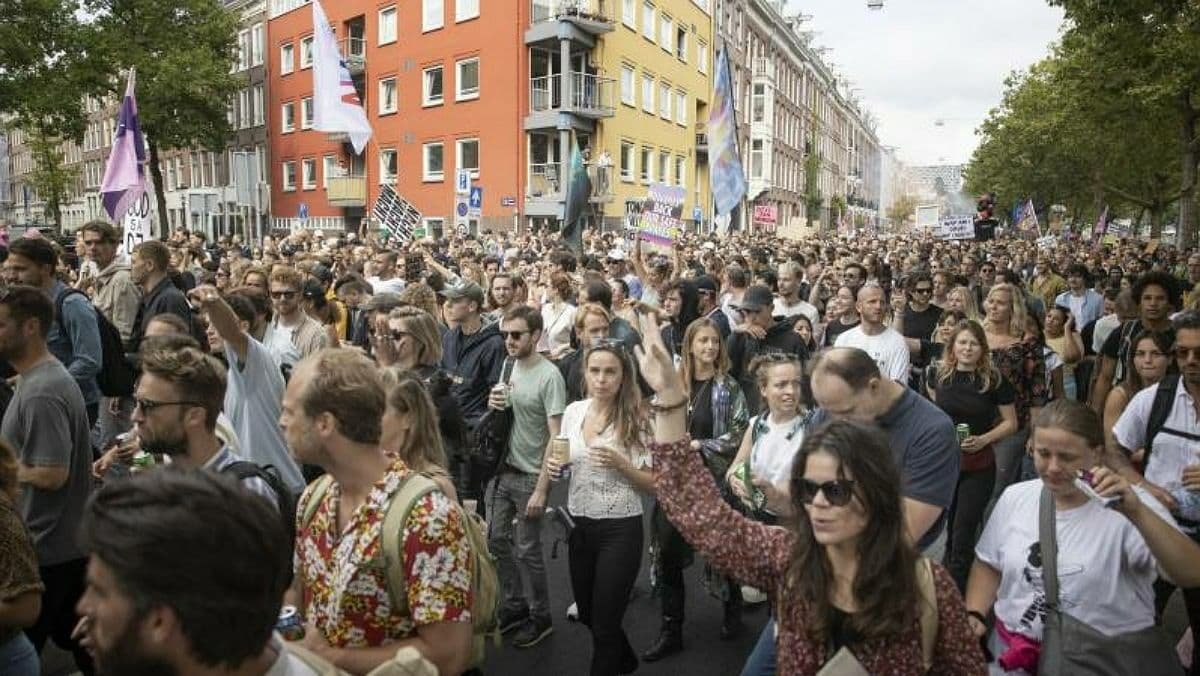 В Нидерландах тысячи людей вышли на протесты с требованием отменить ограничения