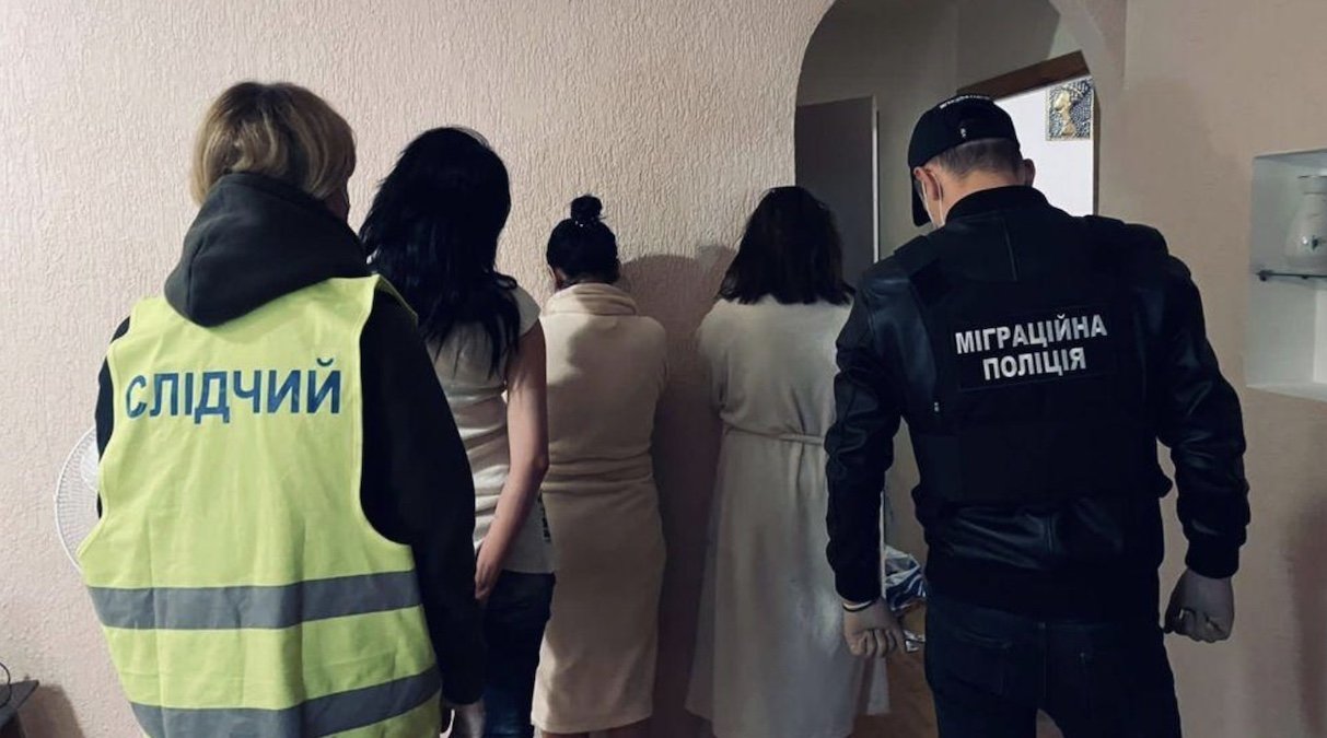 Погрожували жінкам розправою за відмову займатися проституцією: у Києві і Дніпрі викрили сутенерів