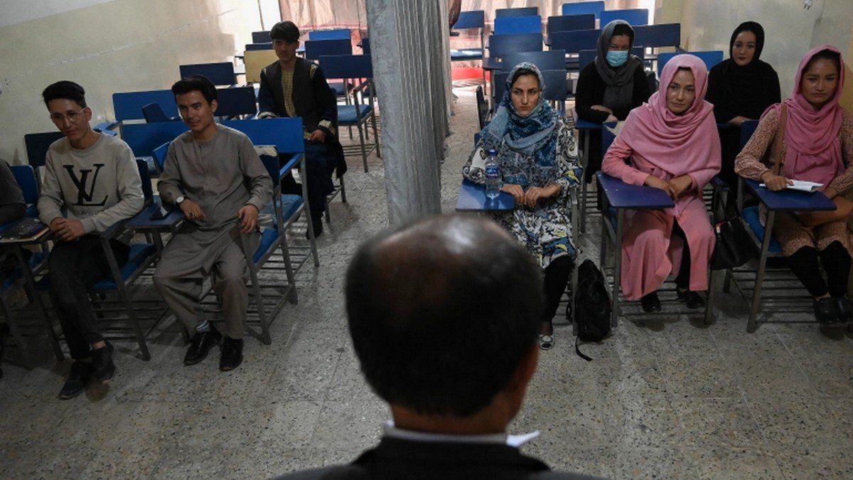 «Талибан» разрешил женщинам учиться в университетах