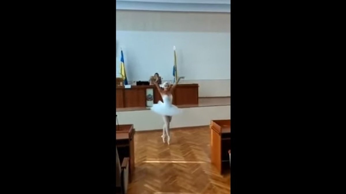 У Чорноморську чиновниця станцювала для мера «Лебедине озеро» у балетній пачці