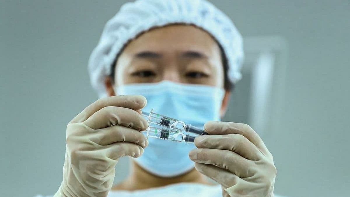 В Китае от COVID-19 полностью вакцинировали более 1 млрд человек