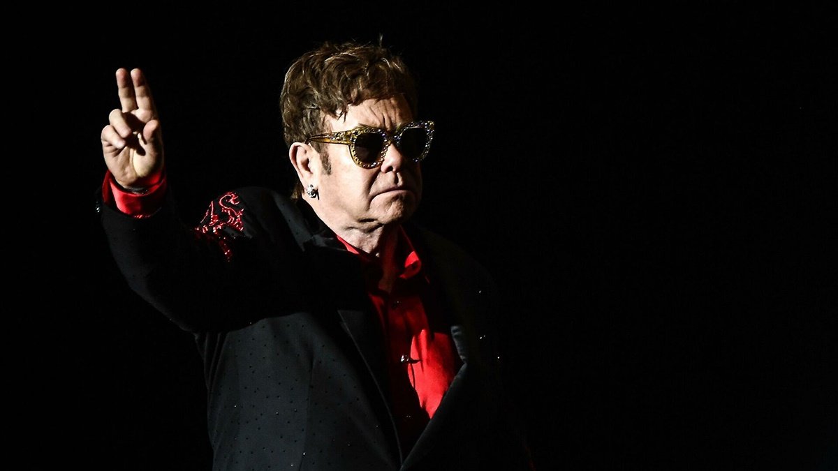Британский певец Элтон Джон отложил мировое турне из-за травмы