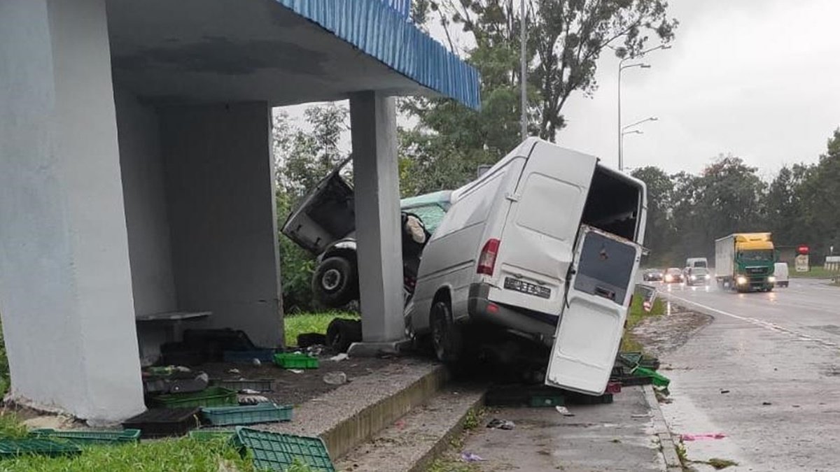 У Львівській області мікроавтобус врізався в зупинку: одна людина загинула, ще одна отримала травми