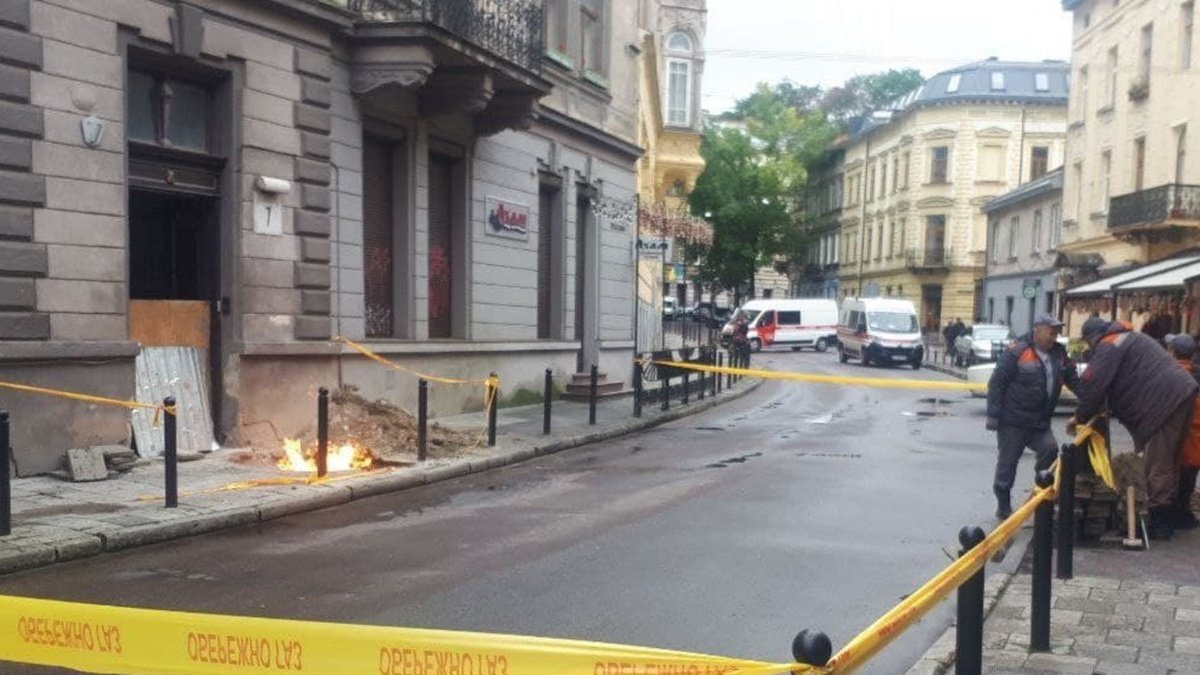 Во Львове посреди улицы из-за утечки газа вспыхнул огонь