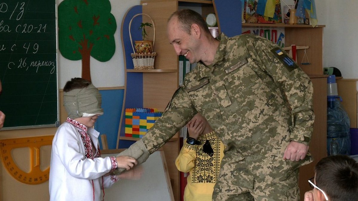 С фронта на урок: военнослужащий из Ровно сделал сыну сюрприз в стиле американских военных