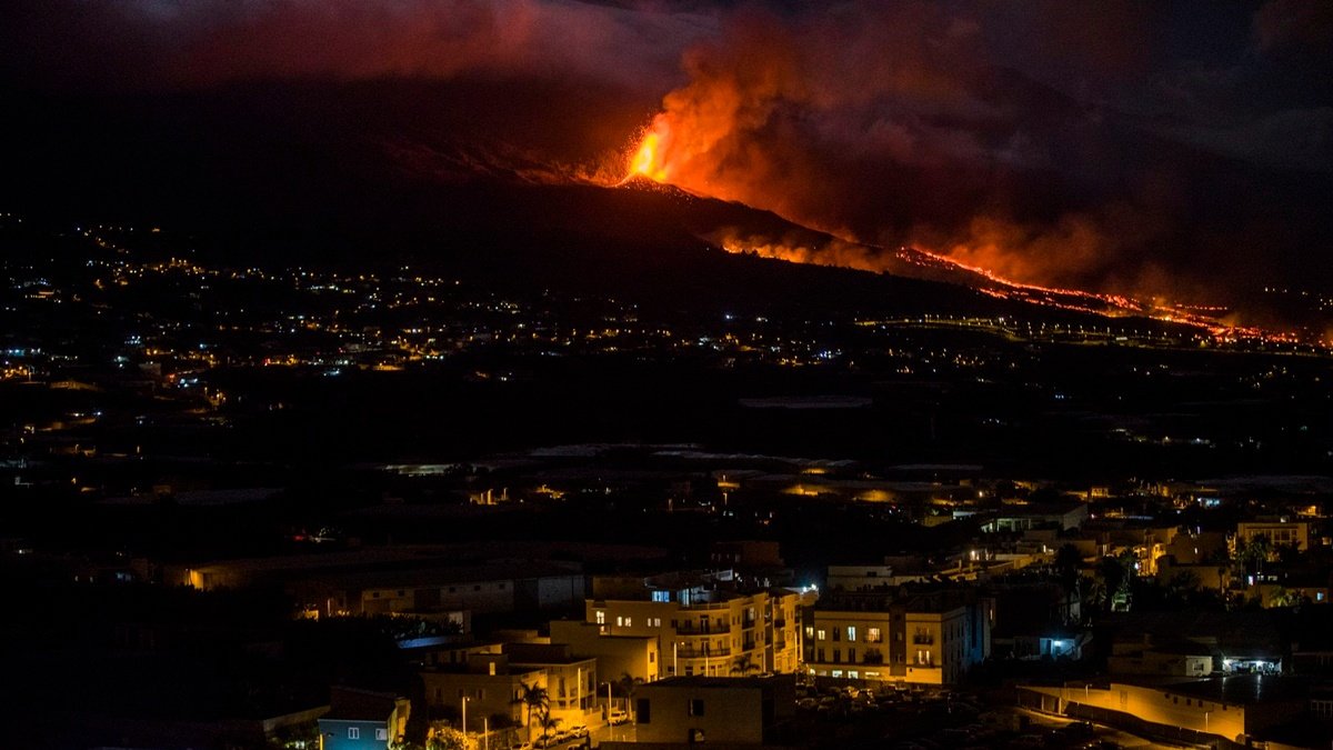 Из-за извержения вулкана Кумбре-Вьеха на Канарах существует угроза взрывов и  выбросов токсичных газов