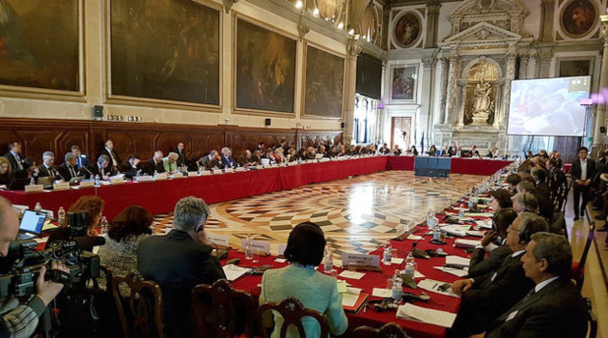 Венеціанська комісія розгляне проєкт закону про олігархів на сесії в грудні