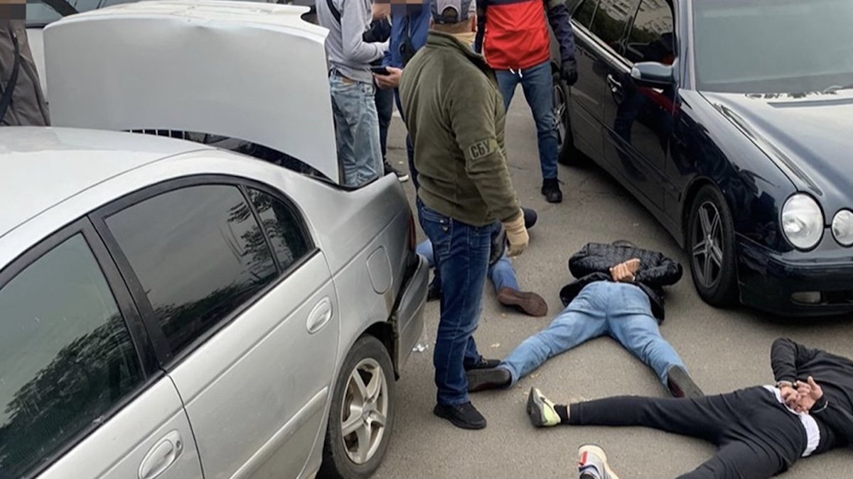 Тероризували і викрадали людей: в Одеській області викрили злочинне угруповання