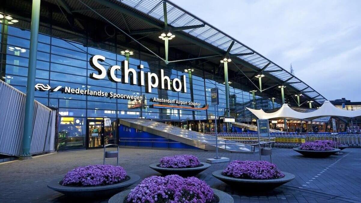 В аеропорті Амстердаму скасували обов'язкове носіння масок