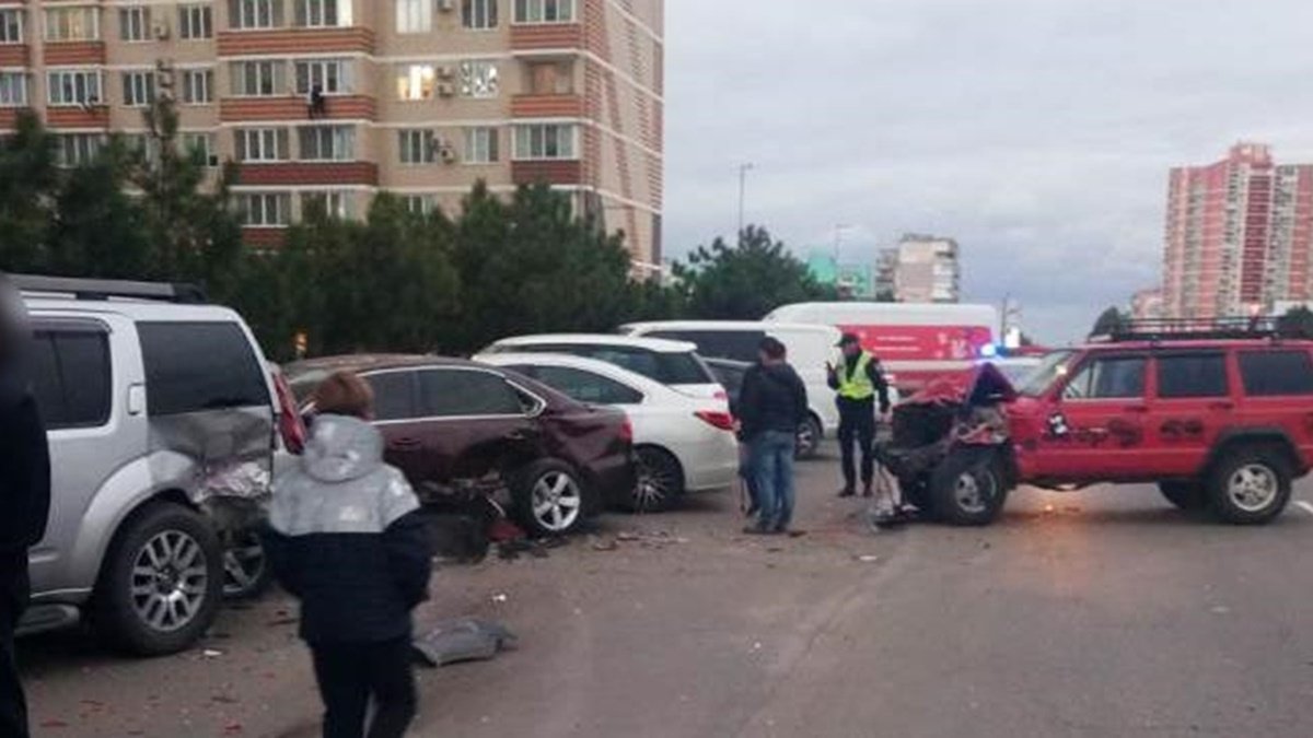 В Одесской области подросток угнал машину и протаранил шесть припаркованных автомобилей