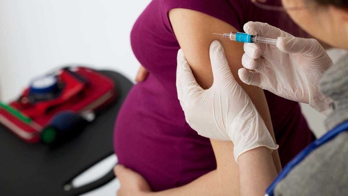 В Италии одобрили COVID-вакцинацию беременных