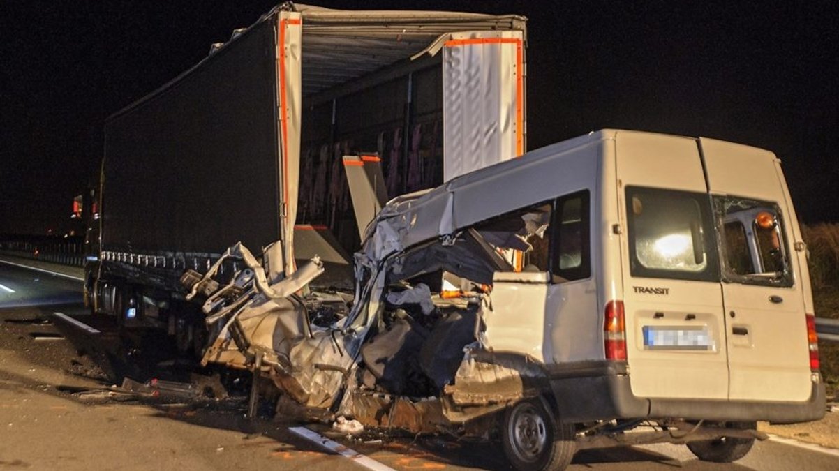 В Венгрии при столкновении автобуса с грузовиком погибли украинцы