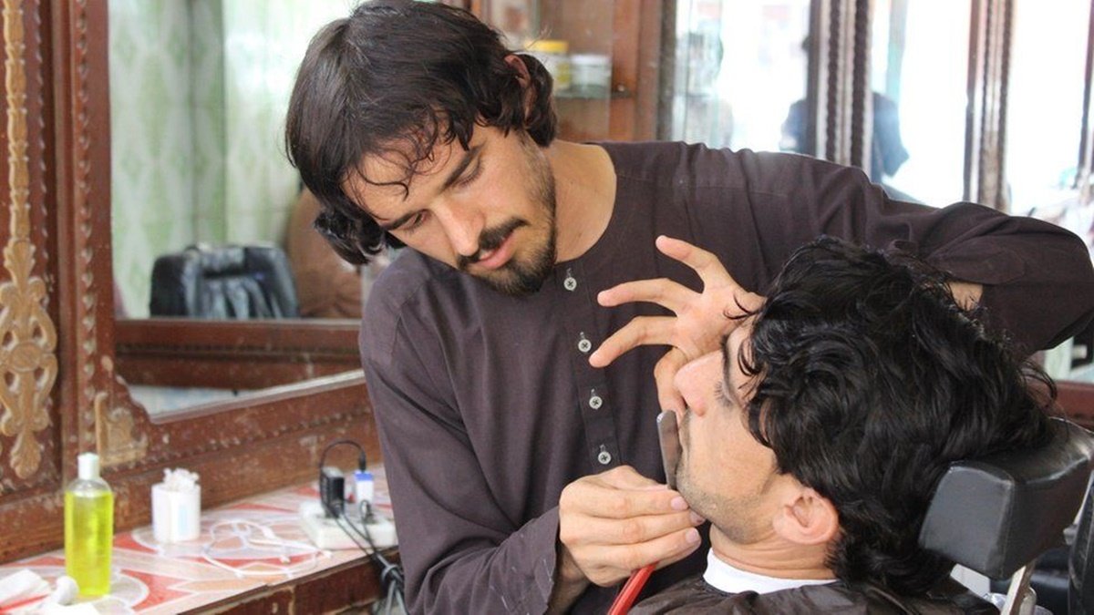 Талибы запрещают парикмахерам стричь бороды мужчинам