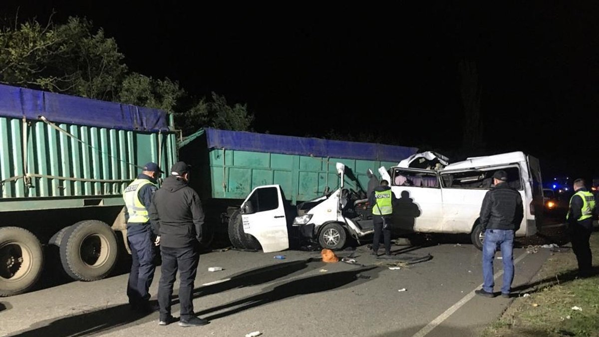 У Миколаївській області зіткнулися дві вантажівки та мікроавтобус: загинули четверо людей, ще 7 постраждали