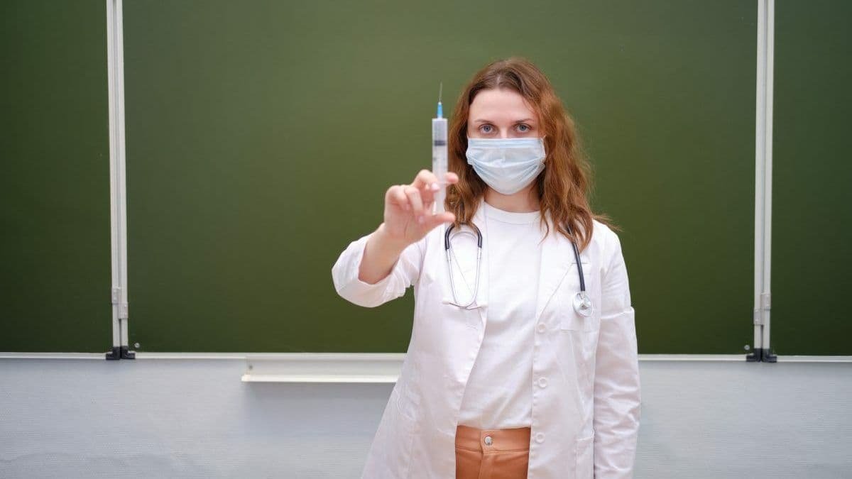 В Украине в 6 тысячах школ недостаточно вакцинированных работников — Ляшко