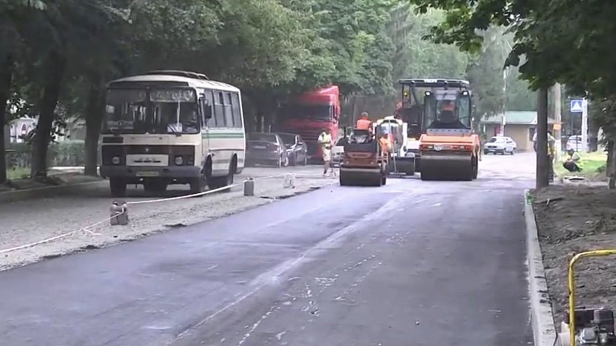 В двух областях украли миллионы гривен на реконструкции дорог: двое получили подозрения