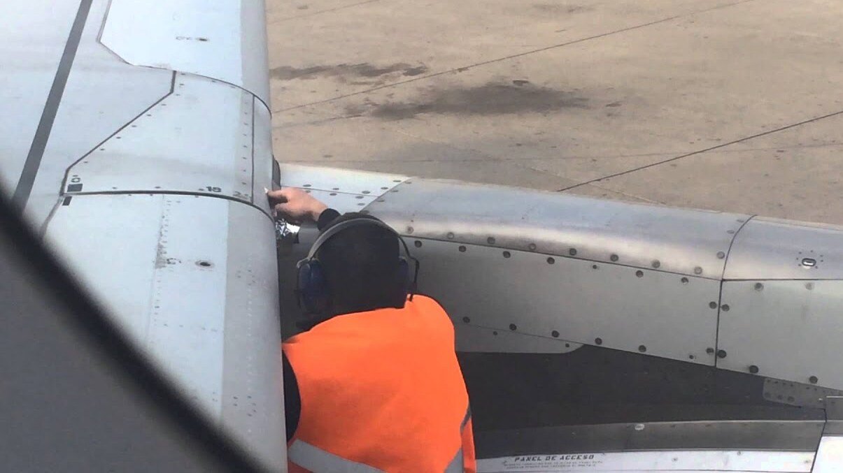 Окей, Информатор: почему корпус самолётов обматывают скотчем