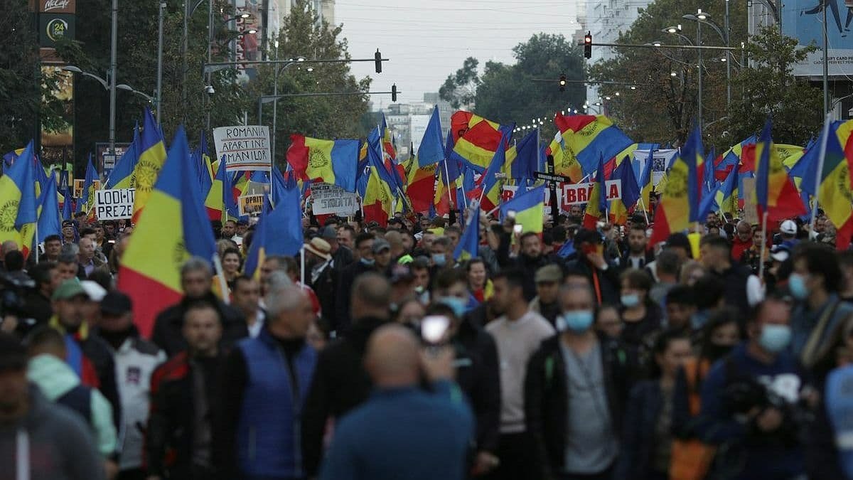 У Румунії тисячі людей вийшли на протести проти нових COVID-обмежень
