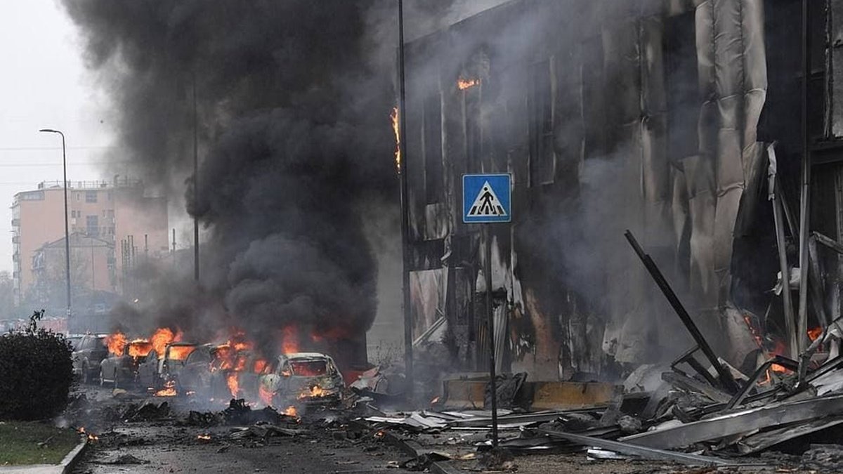 В пригороде Милана частный самолёт врезался в здание: восемь человек погибли