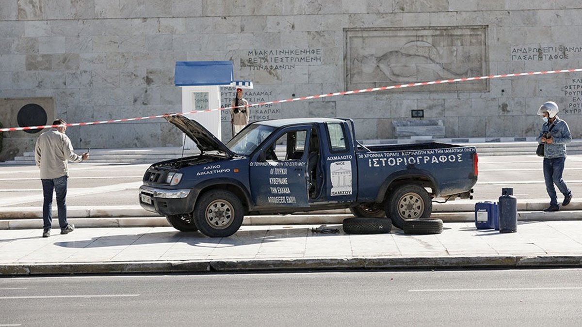 В Афинах мужчина угрожал взрывом возле парламента