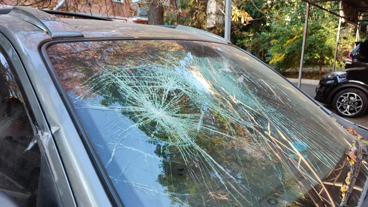 В Одесі чоловік порізав ножем двох поліцейських. До цього він заліз на паркан дільниці і кидав каміння в машини