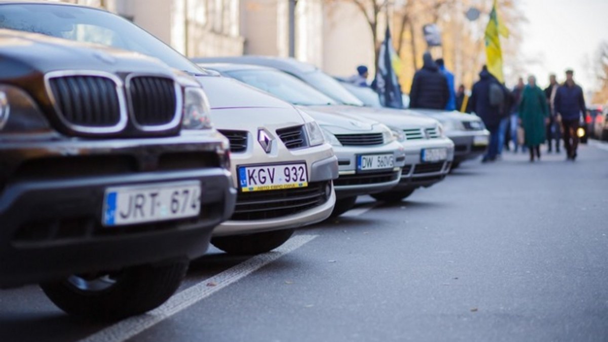 В Украину массово завозят автомобили из-за границы: какие марки самые популярные