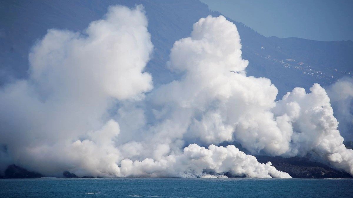 На іспанському острові Пальма через виверження вулкану Кумбре-Велья знову закрили аеропорт