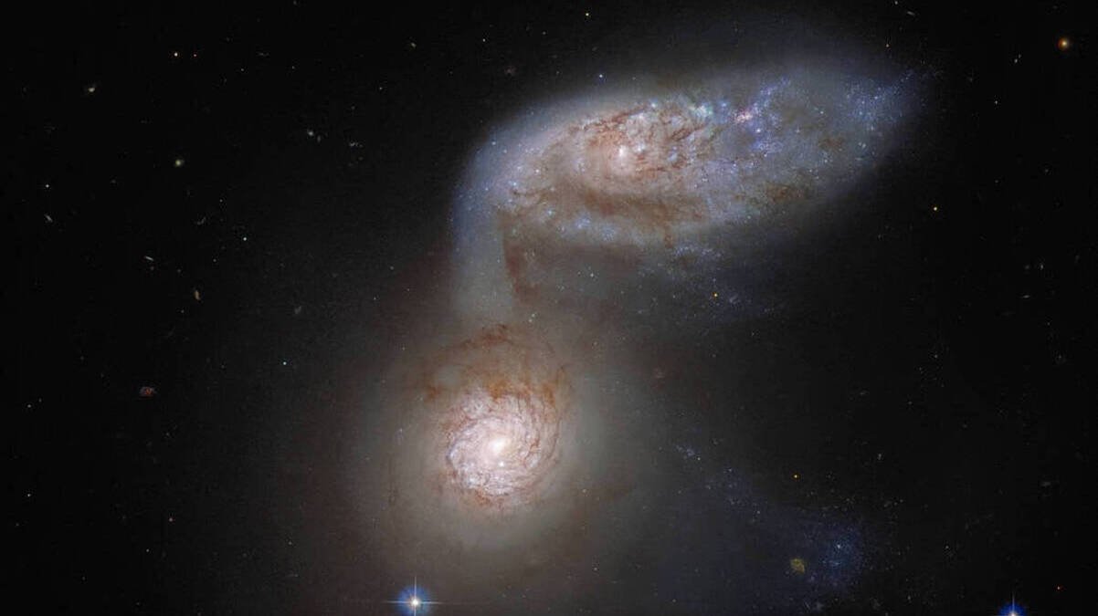 Хаббл NASA сфотографировал две сплетенные галактики, которые превращаются в одну
