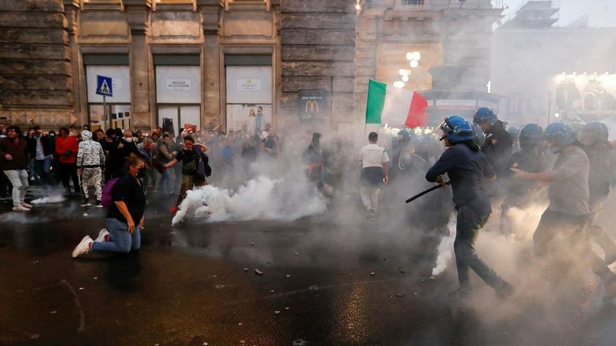 В Риме тысячи людей вышли на протесты против введения COVID-сертификатов