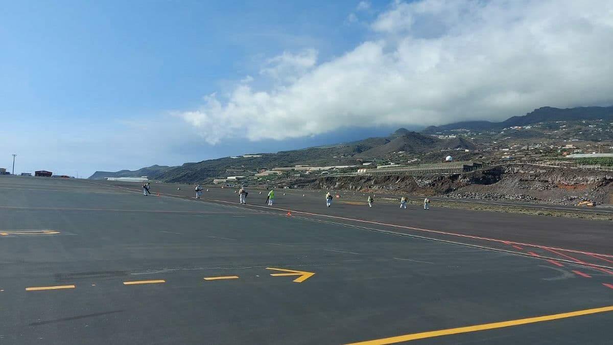 На острове Ла Пальма возобновил работу аэропорт: его закрыли из-за извержения вулкана